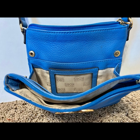 Michael Kors blue pebbled leather triple compartment wallet crossbody - Picture 4 of 7